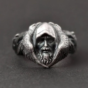 Anillo vintage de plata con alto relieve detallado de un anciano barbudo estilo vikingo