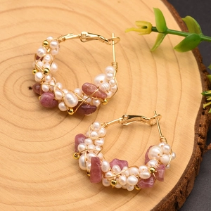 Orecchini a cerchio dorati fatti a mano con pietre rosa e perle d'acqua dolce