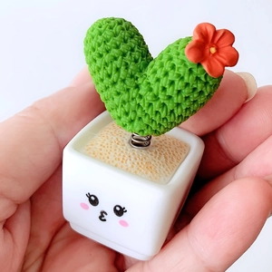 Mini decorazione cactus a cuore in resina con fiore arancione su molla e vaso bianco
