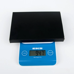 Gewichtsmessung der 40-Farben Lidschattenpalette matt und schimmernd bei 94,7g