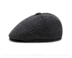 Vue latérale d'un béret écossais gris foncé pour homme avec texture détaillée et style rétro