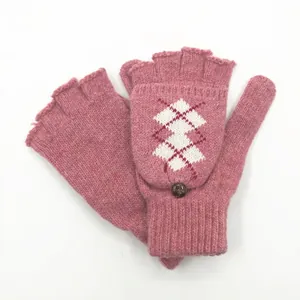 Détail de gants en tricot rose avec motif flocon de neige et bouton de fixation