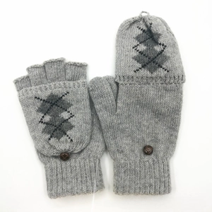 Détail de gants convertibles en laine grise avec motif en losange et bouton marron foncé