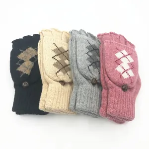 Vue détaillée de quatre couleurs de mitaines en tricot avec motifs argyle classiques