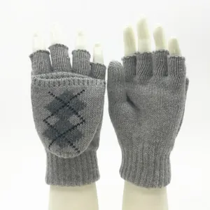Détail de gants tricotés gris sans doigts avec motif à losanges et poignets côtelés