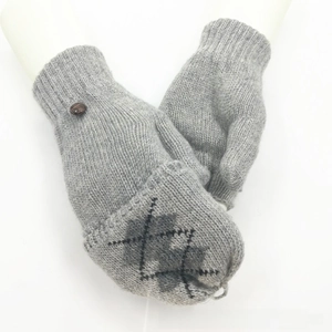 Détail de gants en tricot gris avec motif flocon de neige et boutons marron