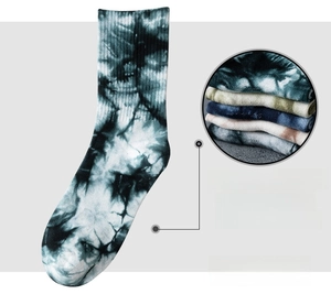 Détail macro de chaussettes en coton tie-dye montrant la texture côtelée respirante