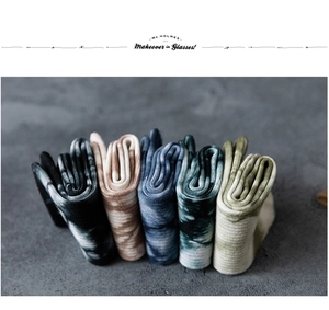 Détail de cinq paires de chaussettes en coton côtelé tie-dye aux couleurs variées
