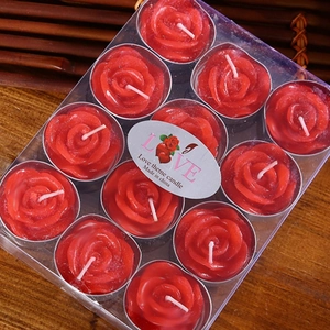 Set di 12 candele romantiche a forma di rosa rossa in una scatola regalo trasparente