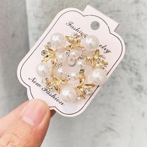 Élégante broche couronne tulipe dorée avec perles blanches et strass scintillants