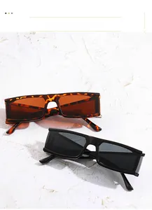 Vue de dessus de lunettes de soleil rectangulaires rétro en écaille et noir sur fond texturé