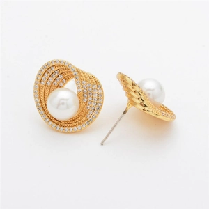 Eleganti orecchini a perno dorati con perla e zirconi incastonati dallo stile chic