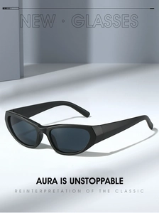Detailaufnahme der mattschwarzen Sport-Sonnenbrille mit dunklen Gläsern und eckigem Rahmen