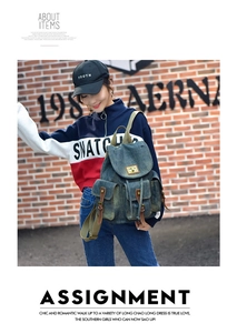 Dettaglio zaino in denim vintage con cinturini in pelle marrone e chiusura a coulisse