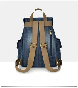 Dettaglio dello schienale dello zaino in denim con tasca a zip e cinghie kaki