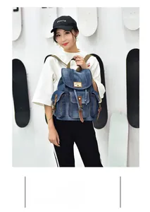 Zaino vintage in denim blu scuro con design multitasche e cinturini in pelle su modella
