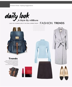 Dettaglio dello zaino in denim lavato blu scuro con cinturini in pelle marrone e tasche laterali