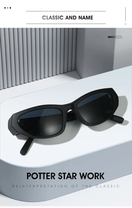 Detailansicht der matt schwarzen Sportsonnenbrille mit dunkelblauen Gläsern auf Podest
