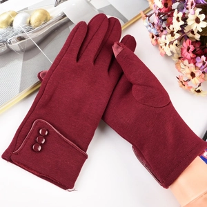 Details von burgunderroten Thermohandschuhen mit Zierknöpfen und Touchscreen-Funktion