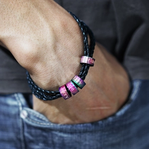 Détail du bracelet en cuir tressé avec perles à dégradé personnalisées et prénoms gravés