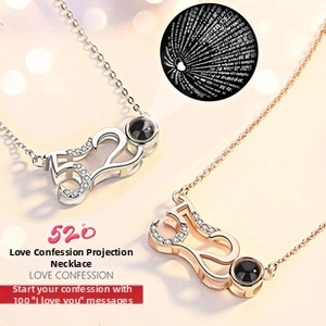 Vista macro della collana a proiezione in argento con la pietra ti amo in 100 lingue