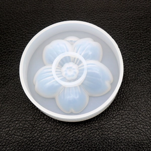 Dettaglio macro dello stampo in silicone a fiore di ciliegio per gioielli in resina su pelle