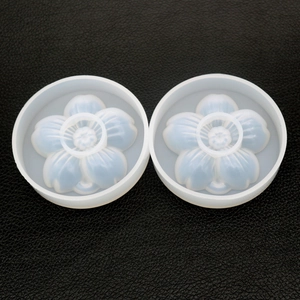 Dettaglio macro dello stampo in silicone a fiore di ciliegio con delicati petali per resina