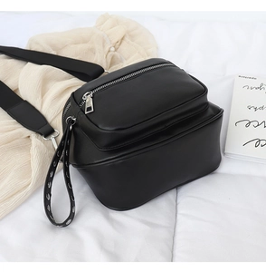 Detailansicht der schwarzen PU-Leder-Gürteltasche mit Doppel-Silberreißverschluss und Gurt