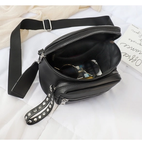 Draufsicht der Leder-Gürteltasche mit geräumigem Innenraum und Sonnenbrille zum Vergleich