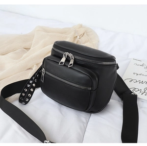 Detailansicht der schwarzen Leder-Gürteltasche mit silbernem Reißverschluss und Nieten