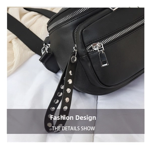 Detailaufnahme der schwarzen Bauchtasche aus Leder mit silbernen Nieten und Reißverschluss