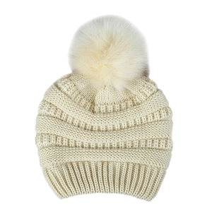 Detail einer grob gestrickten Mütze mit großem Kunstfell-Bommel in warmem Beige