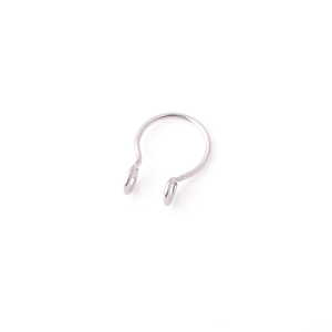 Dettaglio di un anello per setto a ferro di cavallo in acciaio inossidabile argento su bianco