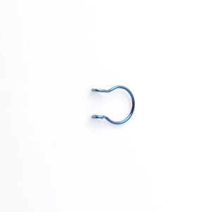 Dettaglio dell'anello per il naso blu in acciaio inossidabile a C con clip a doppio anello