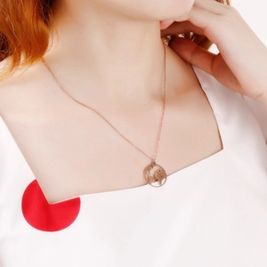 Elegante 18k Roségold Edelstahl-Weltkarten-Halskette getragen von einem weiblichen Model