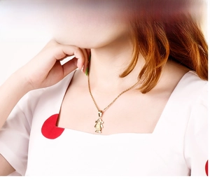Dettaglio di una collana con ciondolo a silhouette di ragazza placcata in oro 18k