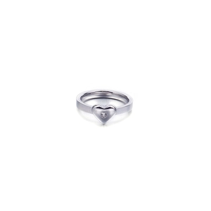 Anello minimalista a cuore in acciaio inossidabile argento con zircone su sfondo bianco