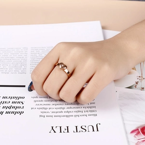 Elegante anello a cuore in oro rosa con zircone scintillante indossato da una modella