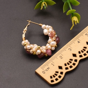 Orecchini in filo d'oro con perle d'acqua dolce e tormalina rosa su base di legno