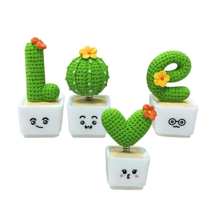 Set di 4 piante di cactus all'uncinetto a forma di LOVE con vasi carini per auto