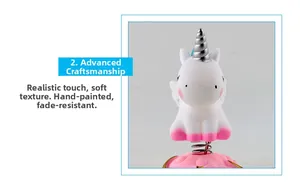 Detail eines handbemalten Einhorn-Ornaments mit Federbasis und weicher Textur