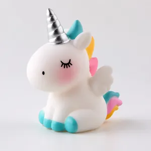 Gros plan détaillé d'une figurine de licorne lumineuse avec corne argentée et crinière colorée