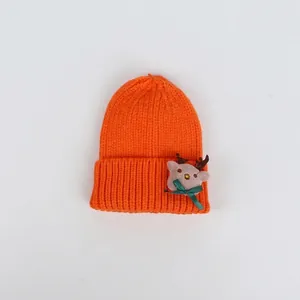 Berretto in maglia arancione con peluche di renna e fiocco di velluto verde per bambini