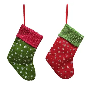 Lot de 2 chaussettes de Noël rouges et vertes avec flocons de neige blancs, 9 pouces