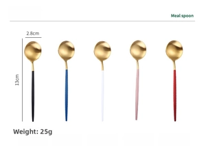 Dettaglio di piccoli cucchiai in acciaio inox da 13 cm in cinque colori di manici