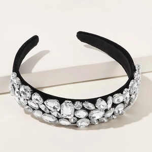 Diadema ancha de lujo con brillantes diamantes de imitación sobre una base negra