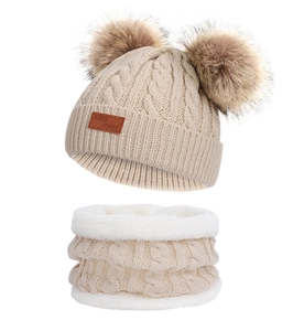 Detailansicht Kinder Winter Beigefarbene Strickmuetze und Flauschiger Kragenwaermer Set.