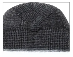 Détail de la couture à six panneaux et du bouton recouvert d'une casquette d'hiver
