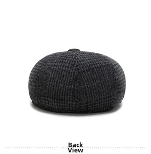 Vue arrière d'une casquette gavroche grise à carreaux pour homme en laine épaisse