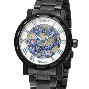 Montre mécanique squelette en acier noir avec chiffres romains bleus et mouvement visible